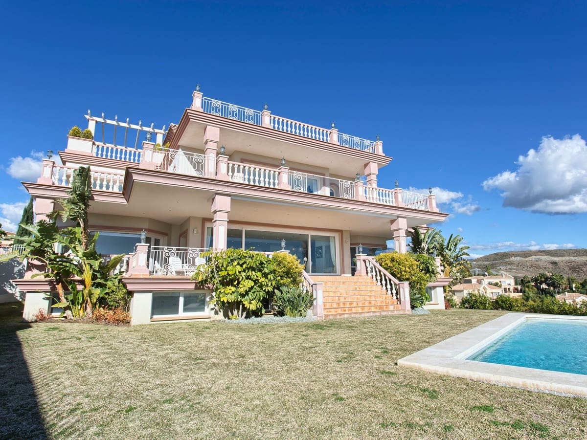 8 bedroom Villa for sale in Benahavis with pool garage - € 3,995,000 (Ref: 8229191)