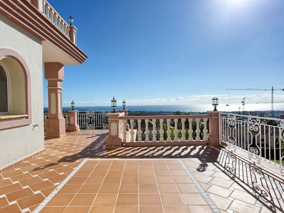 8 bedroom Villa for sale in Benahavis with pool garage - € 3,995,000 (Ref: 8229191)