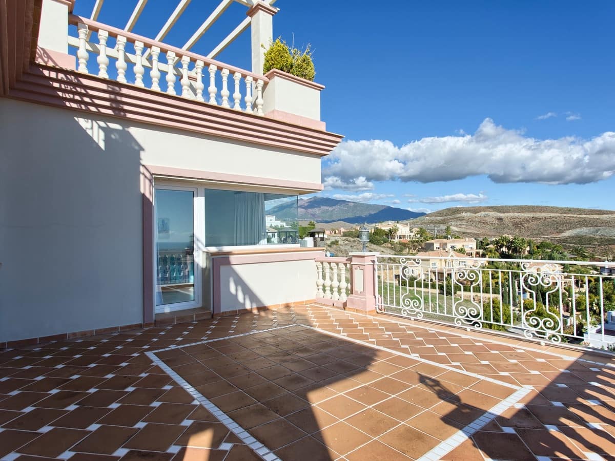 8 bedroom Villa for sale in Benahavis with pool garage - € 3,995,000 (Ref: 8229191)