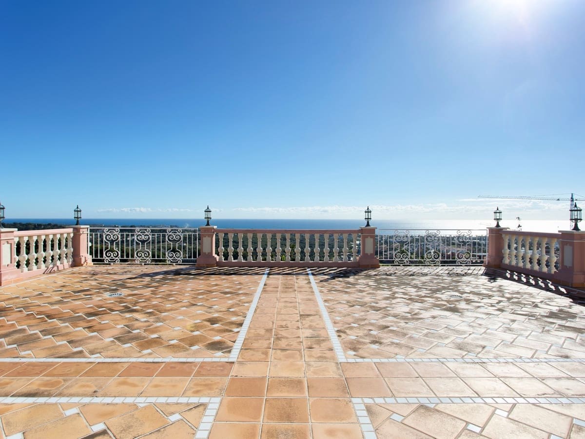 8 bedroom Villa for sale in Benahavis with pool garage - € 3,995,000 (Ref: 8229191)