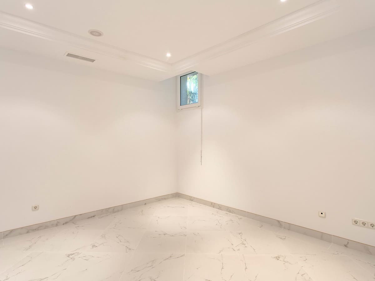 8 bedroom Villa for sale in Benahavis with pool garage - € 3,995,000 (Ref: 8229191)