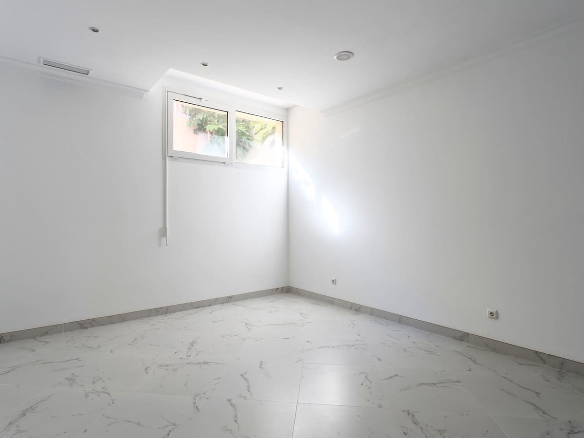 8 bedroom Villa for sale in Benahavis with pool garage - € 3,995,000 (Ref: 8229191)