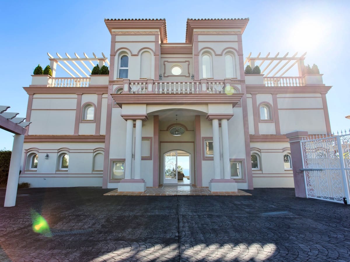 8 bedroom Villa for sale in Benahavis with pool garage - € 3,995,000 (Ref: 8229191)