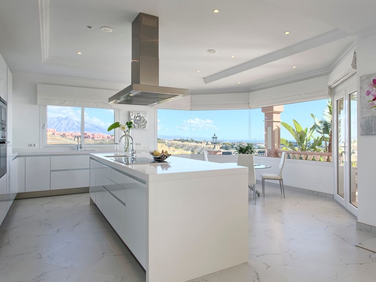 8 bedroom Villa for sale in Benahavis with pool garage - € 3,995,000 (Ref: 8229191)