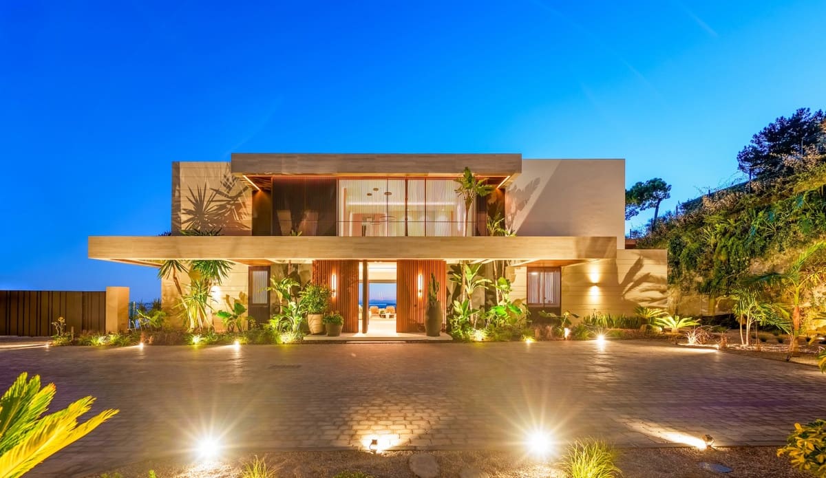 5 bedroom Villa for sale in Benahavis with pool - € 5,995,000 (Ref: 8242702)