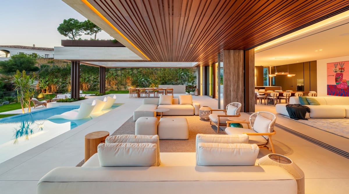 5 bedroom Villa for sale in Benahavis with pool - € 5,995,000 (Ref: 8242702)