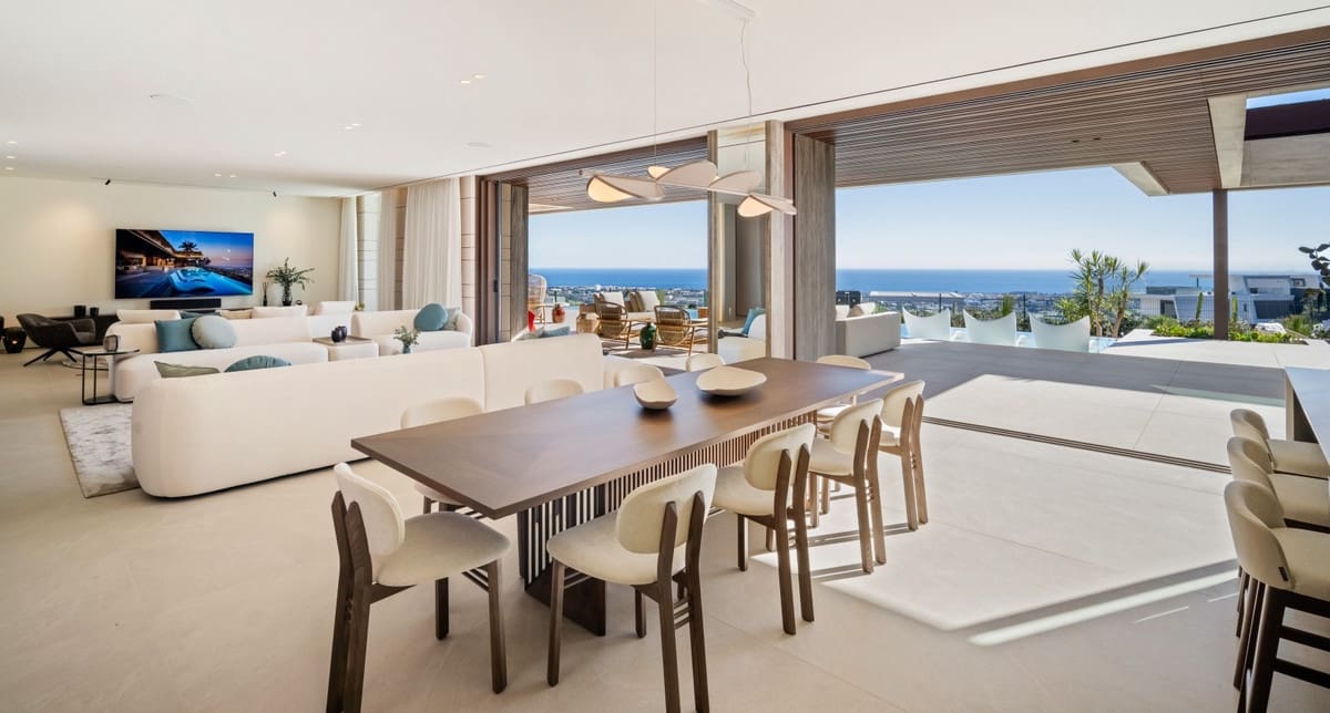 5 bedroom Villa for sale in Benahavis with pool - € 5,995,000 (Ref: 8242702)