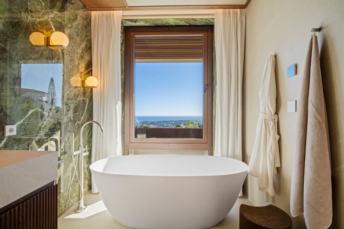 5 bedroom Villa for sale in Benahavis with pool - € 5,995,000 (Ref: 8242702)