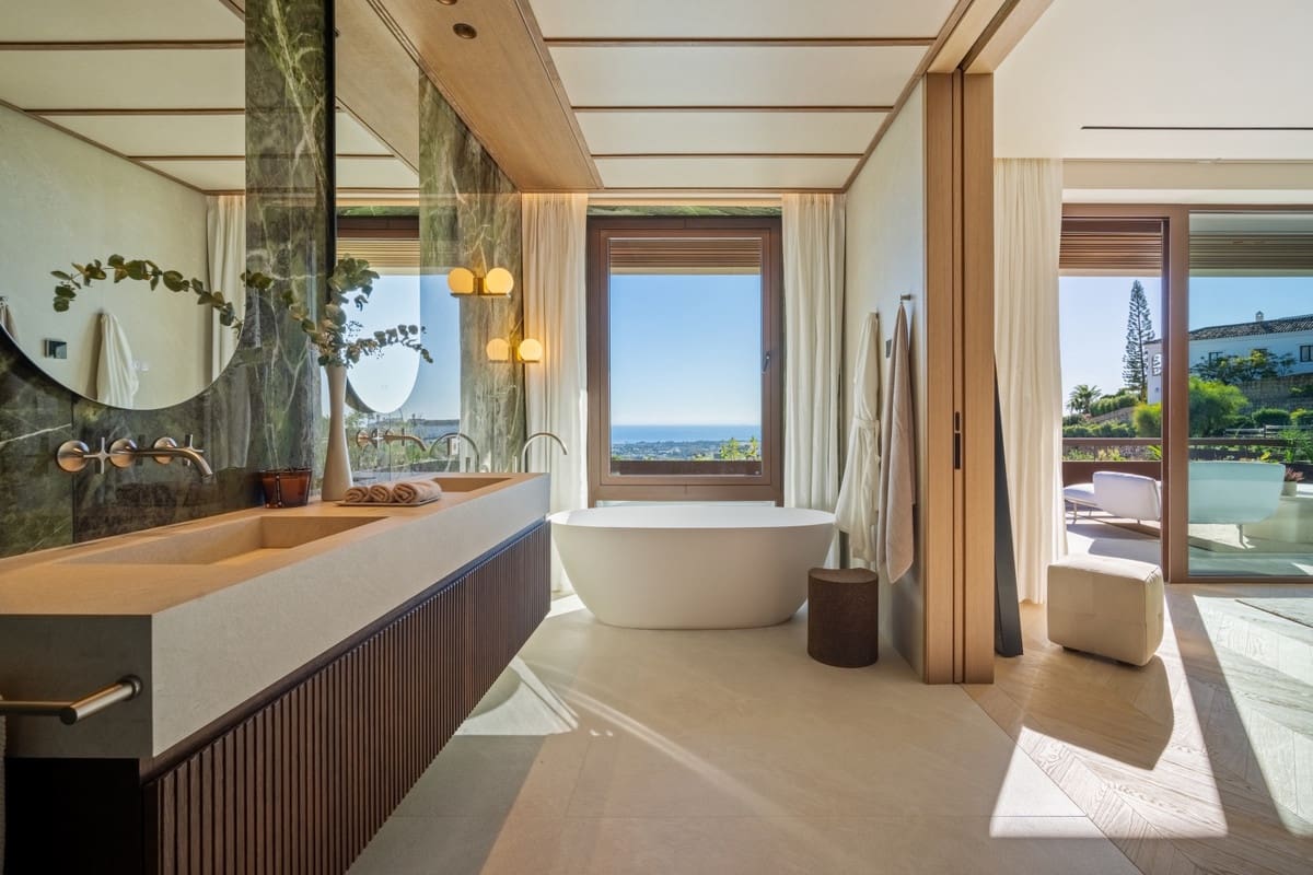 5 bedroom Villa for sale in Benahavis with pool - € 5,995,000 (Ref: 8242702)