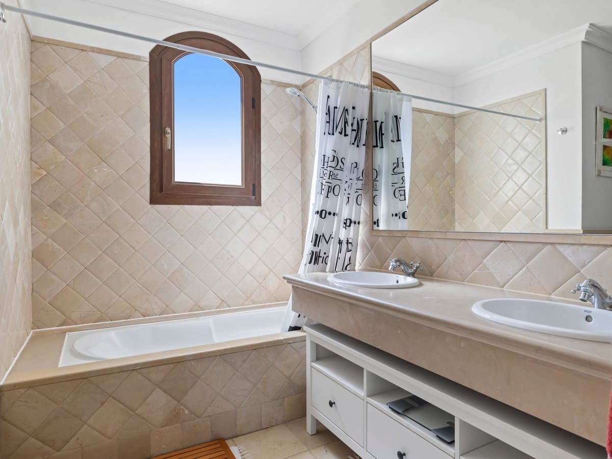 4 sypialnia Dom szeregowy na sprzedaż w El Paraiso z basenem garażem - 740 000 € (Ref: 8243674)