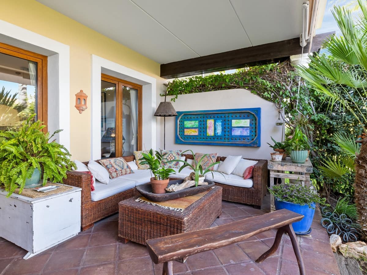 4 slaapkamer Rijtjeshuis te koop in El Paraiso met zwembad garage - € 740.000 (Ref: 8243674)