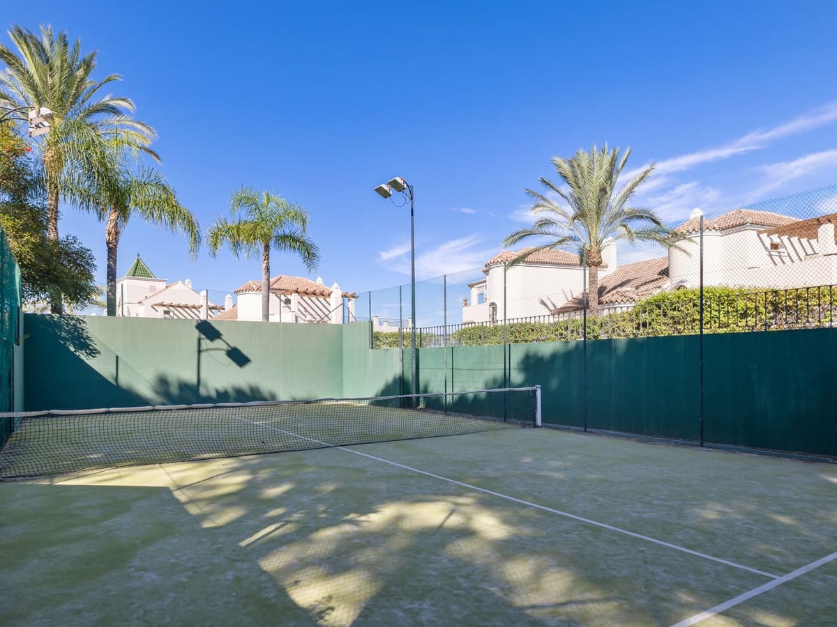 4 slaapkamer Rijtjeshuis te koop in El Paraiso met zwembad garage - € 740.000 (Ref: 8243674)