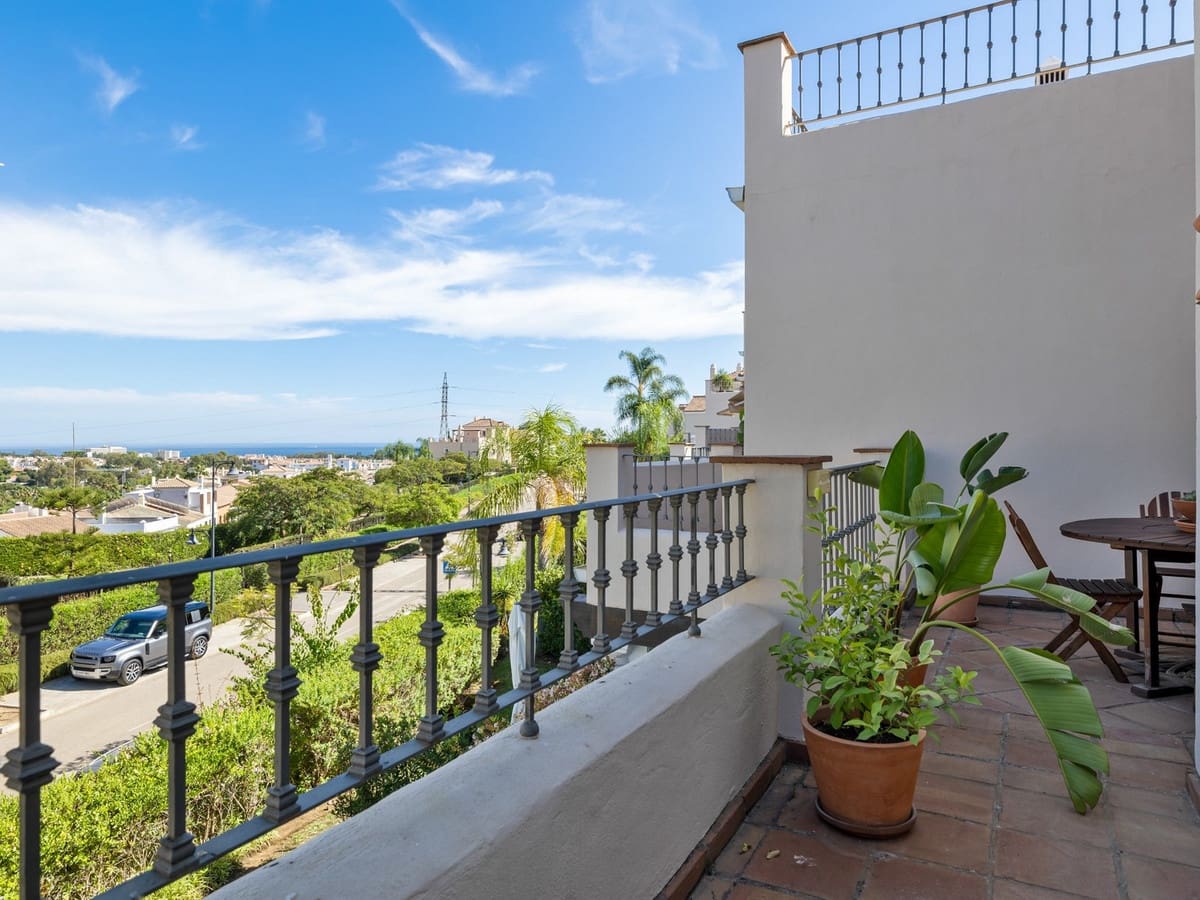 4 slaapkamer Rijtjeshuis te koop in El Paraiso met zwembad garage - € 740.000 (Ref: 8243674)