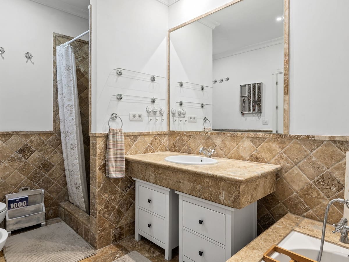 4 slaapkamer Rijtjeshuis te koop in El Paraiso met zwembad garage - € 740.000 (Ref: 8243674)