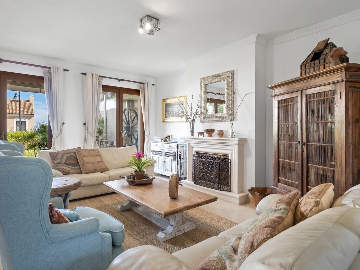4 slaapkamer Rijtjeshuis te koop in El Paraiso met zwembad garage - € 740.000 (Ref: 8243674)