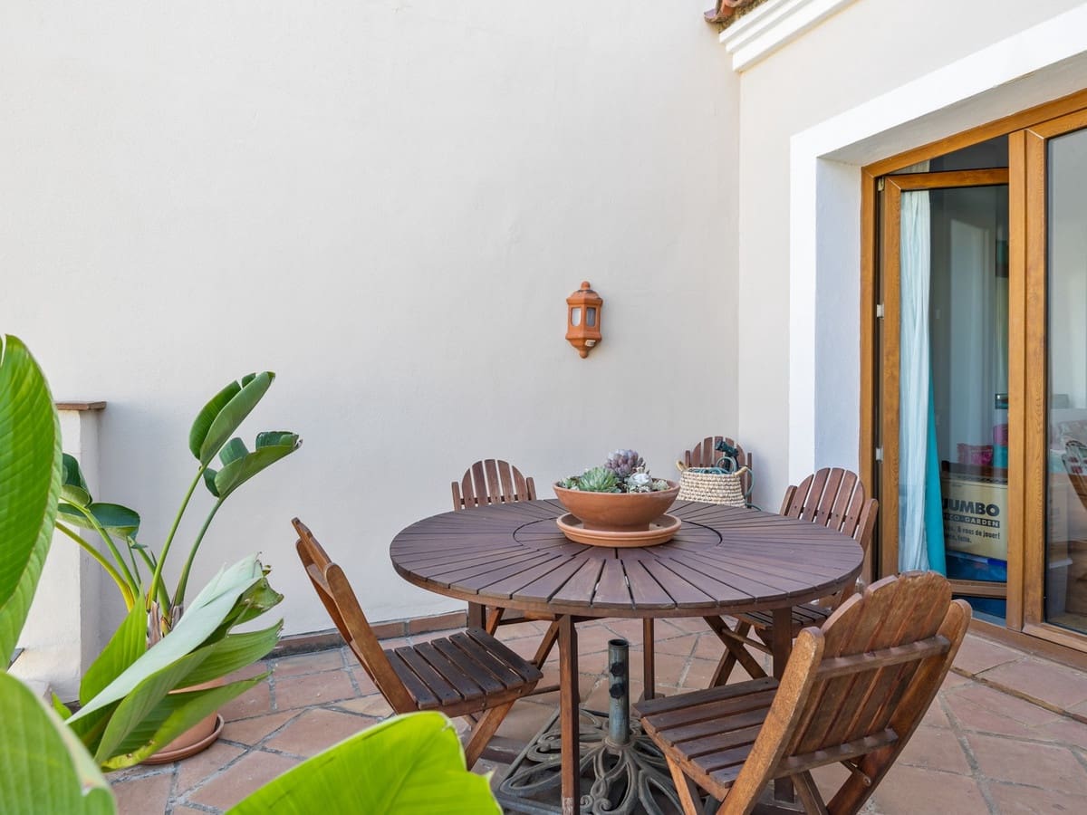 4 slaapkamer Rijtjeshuis te koop in El Paraiso met zwembad garage - € 740.000 (Ref: 8243674)