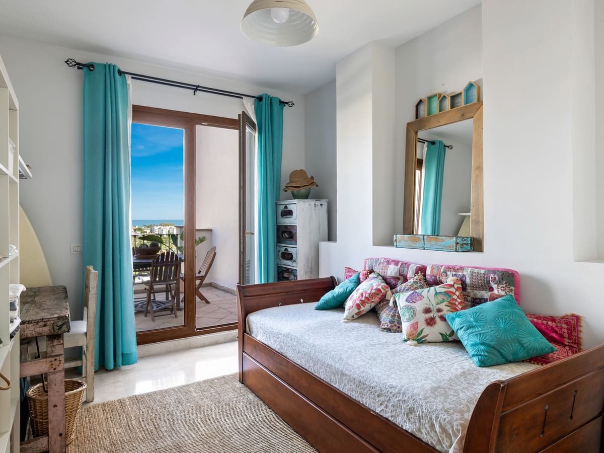 4 slaapkamer Rijtjeshuis te koop in El Paraiso met zwembad garage - € 740.000 (Ref: 8243674)