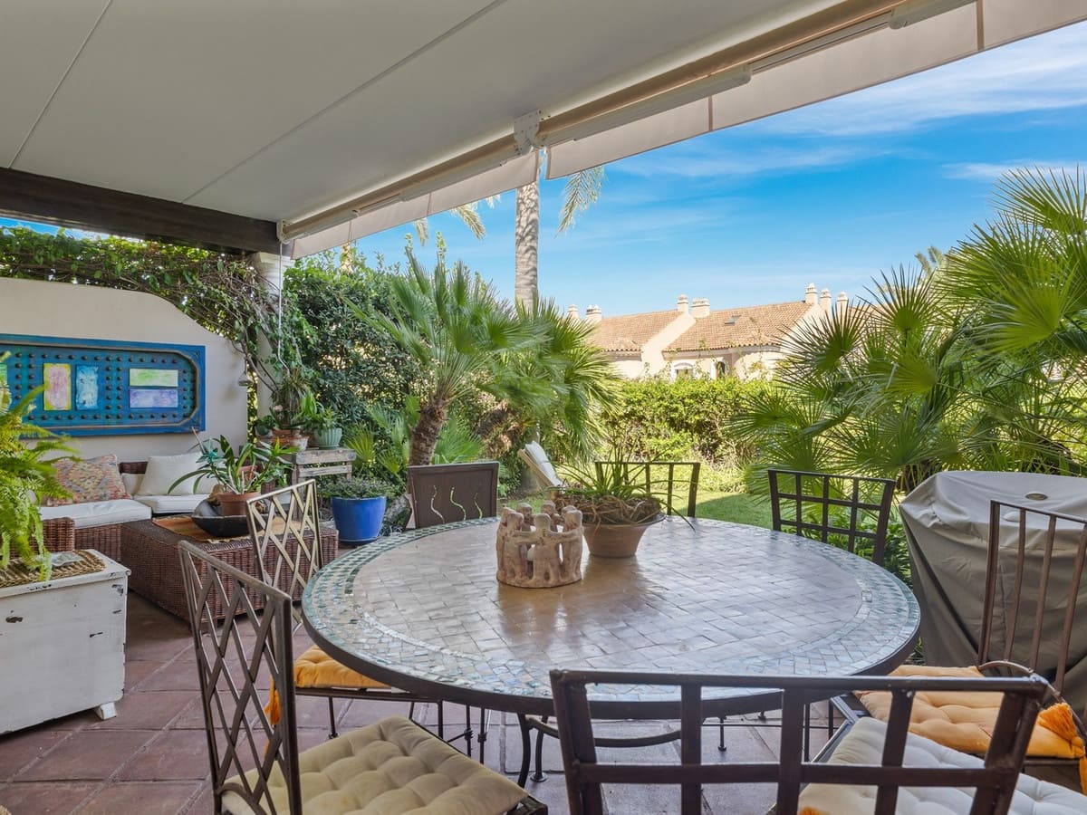 4 slaapkamer Rijtjeshuis te koop in El Paraiso met zwembad garage - € 740.000 (Ref: 8243674)