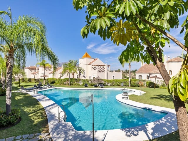 4 sypialnia Dom szeregowy na sprzedaż w El Paraiso, Estepona z basenem garażem - 740 000 € (Ref: 8243674)