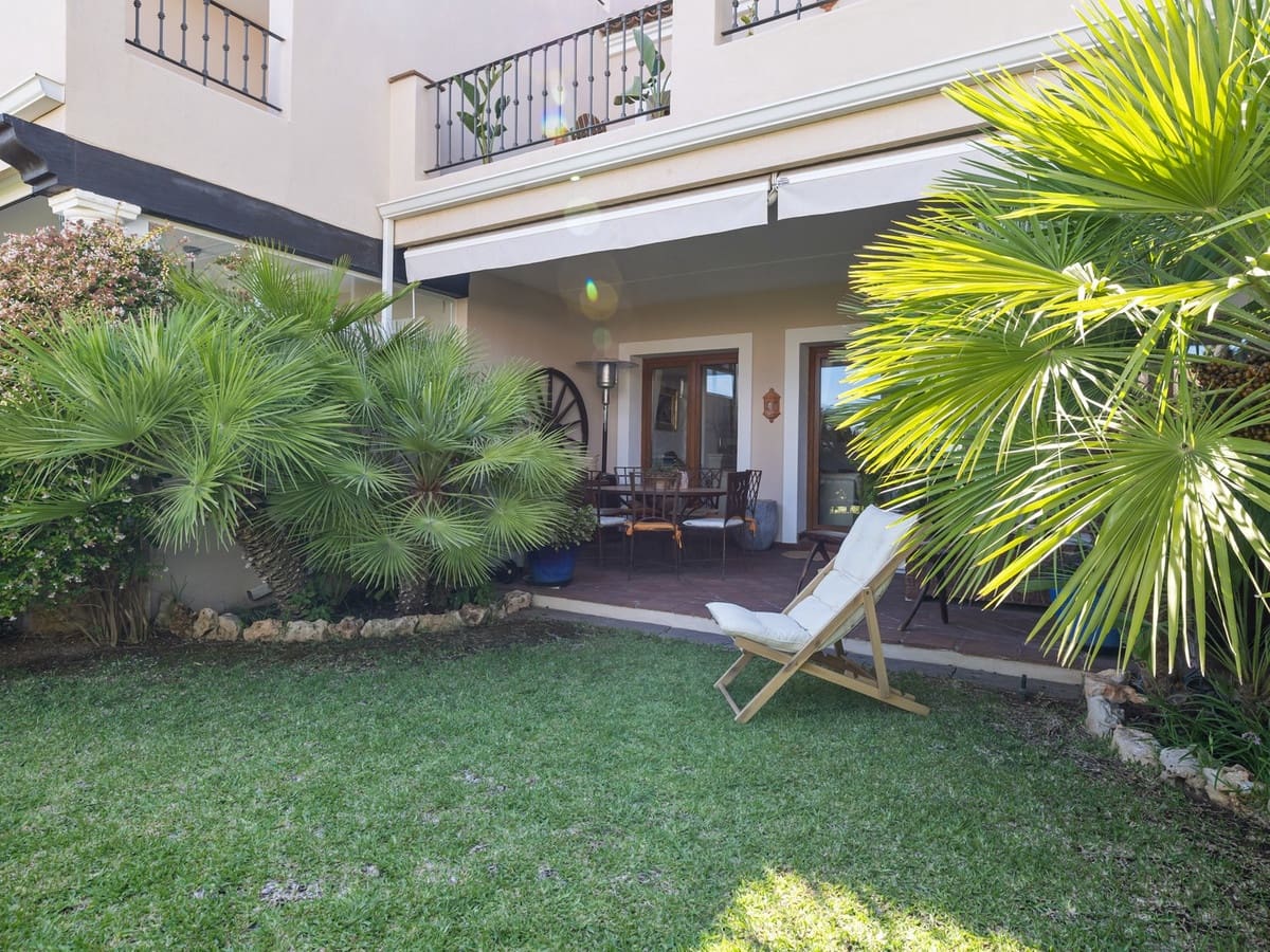 4 slaapkamer Rijtjeshuis te koop in El Paraiso met zwembad garage - € 740.000 (Ref: 8243674)