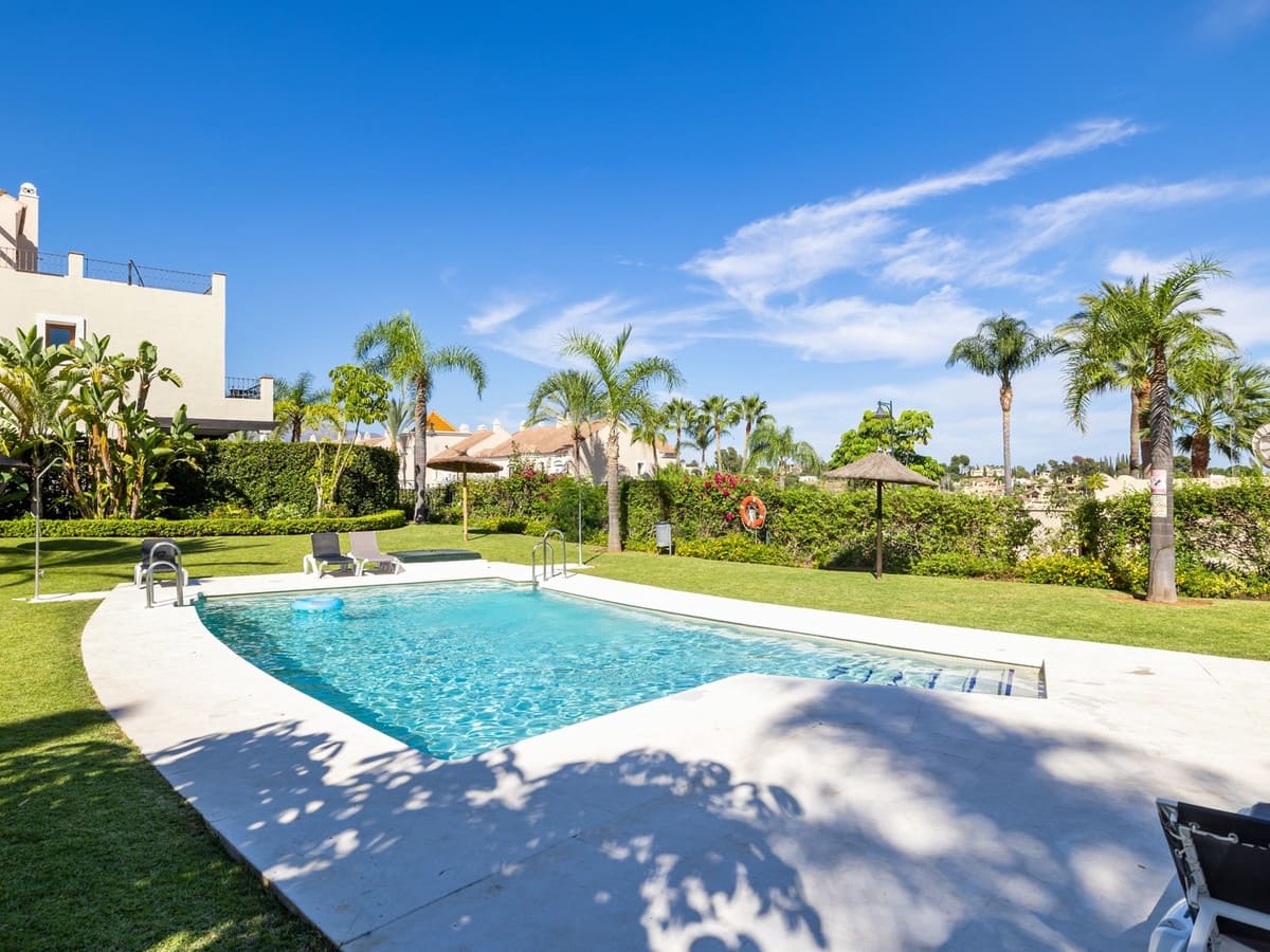 4 slaapkamer Rijtjeshuis te koop in El Paraiso met zwembad garage - € 740.000 (Ref: 8243674)
