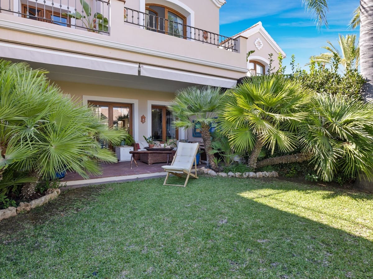 4 slaapkamer Rijtjeshuis te koop in El Paraiso met zwembad garage - € 740.000 (Ref: 8243674)