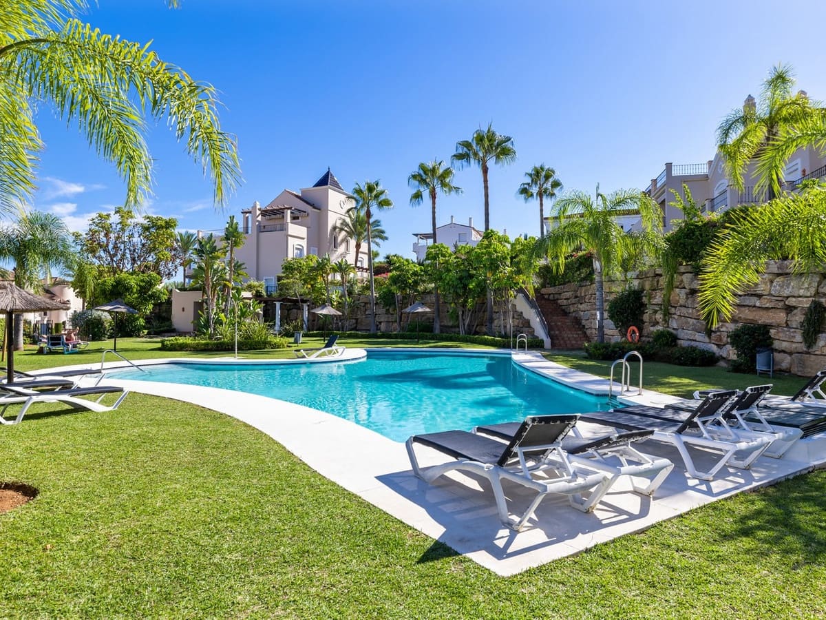 4 slaapkamer Rijtjeshuis te koop in El Paraiso met zwembad garage - € 740.000 (Ref: 8243674)