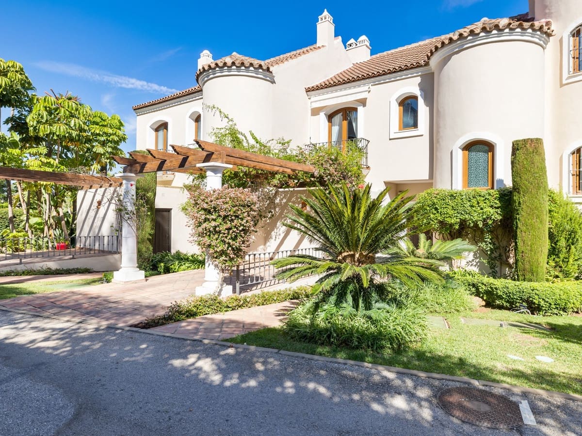 4 slaapkamer Rijtjeshuis te koop in El Paraiso met zwembad garage - € 740.000 (Ref: 8243674)