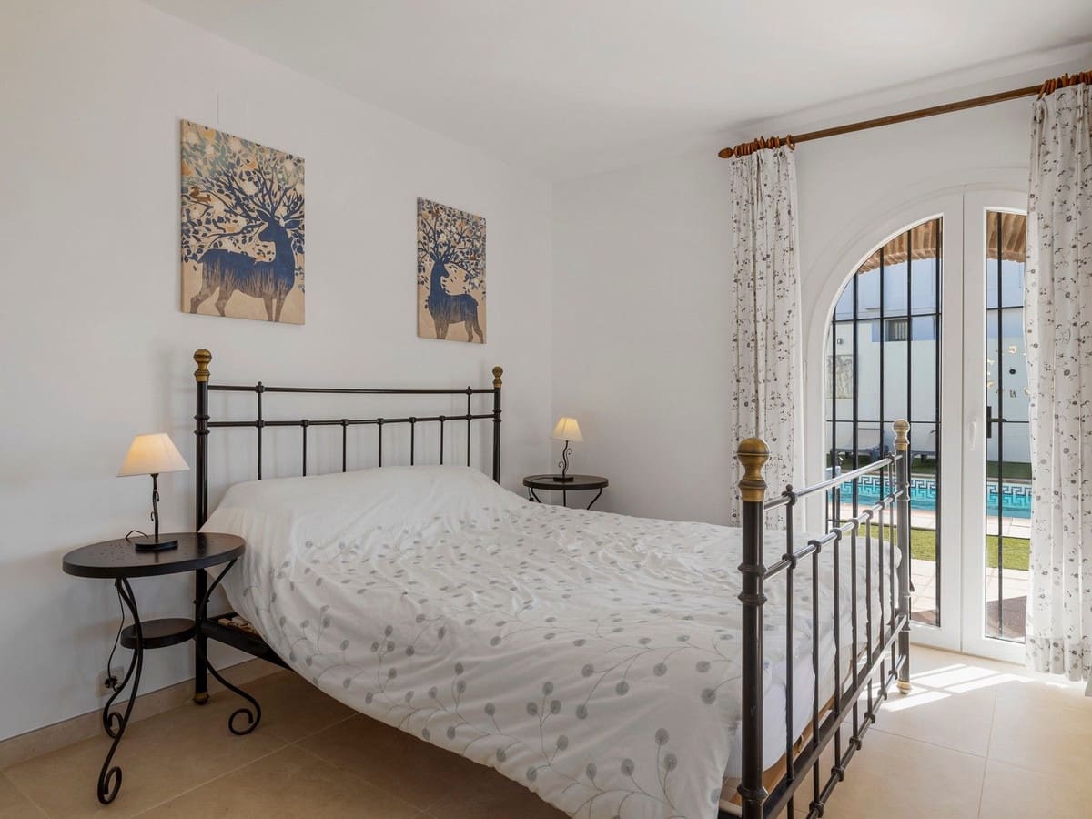 4 soverom Villa til salgs i Estepona med svømmebasseng garasje - € 890 000 (Ref: 8247547)