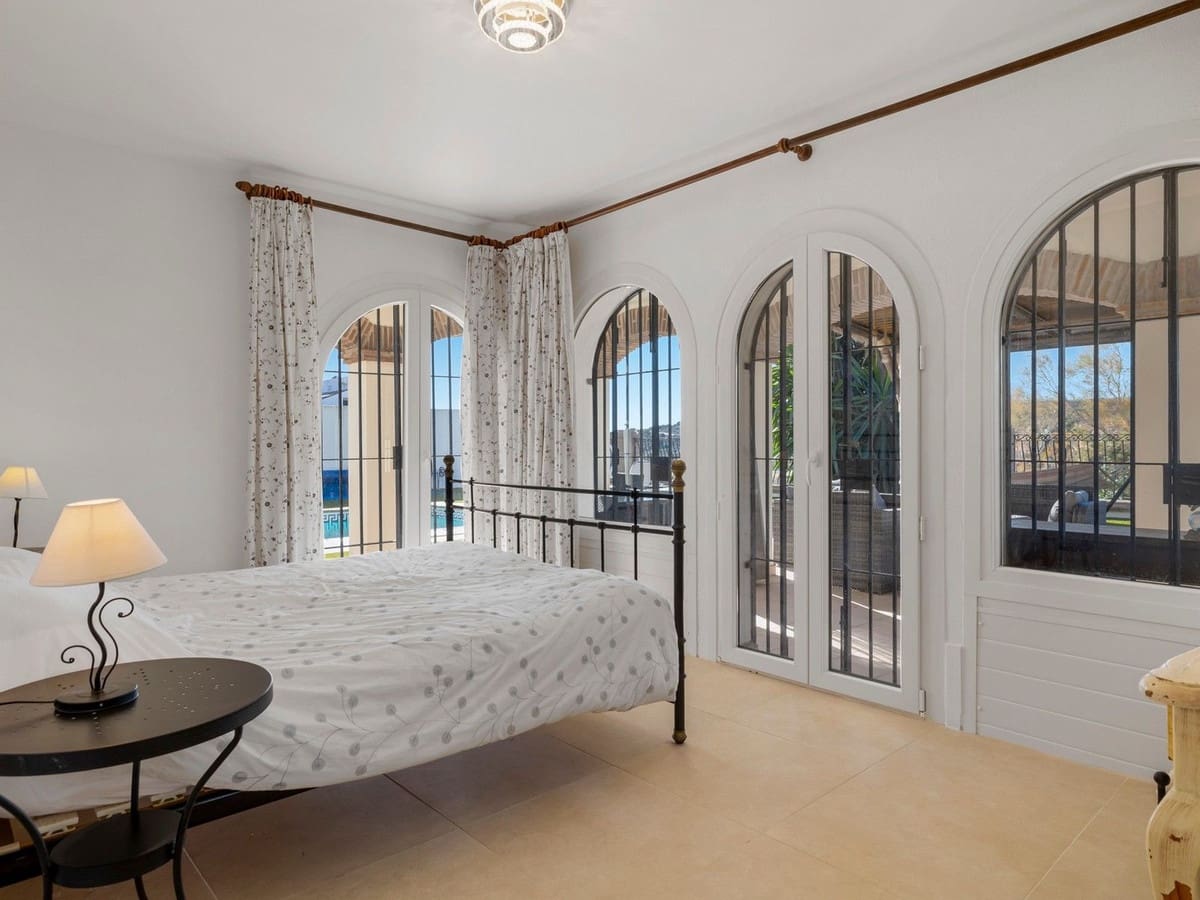 4 soverom Villa til salgs i Estepona med svømmebasseng garasje - € 890 000 (Ref: 8247547)