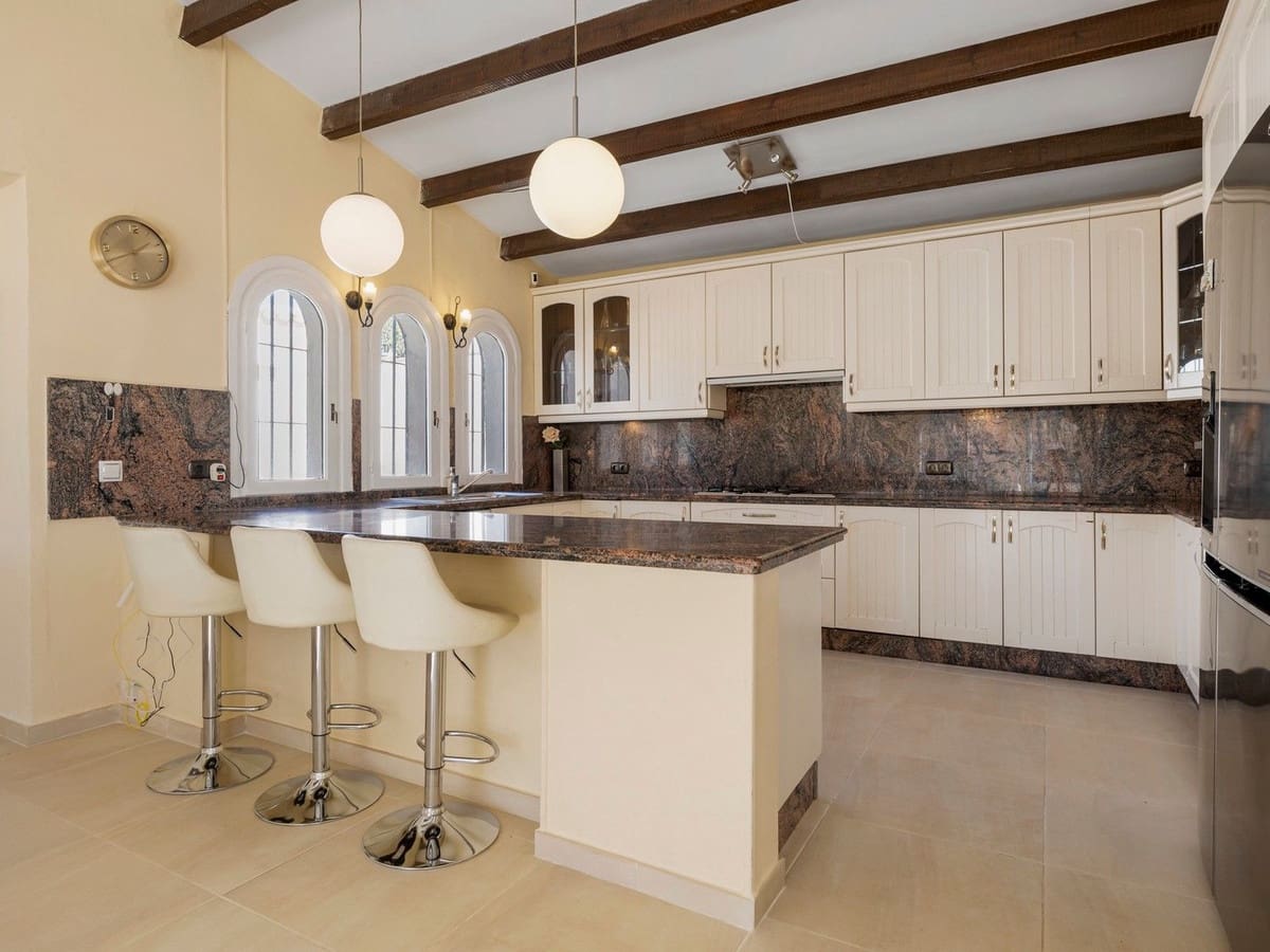 4 soverom Villa til salgs i Estepona med svømmebasseng garasje - € 890 000 (Ref: 8247547)