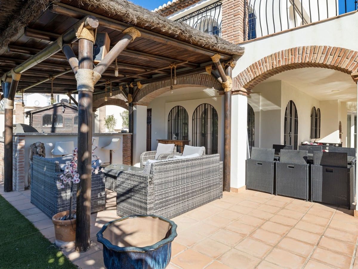 4 soverom Villa til salgs i Estepona med svømmebasseng garasje - € 890 000 (Ref: 8247547)