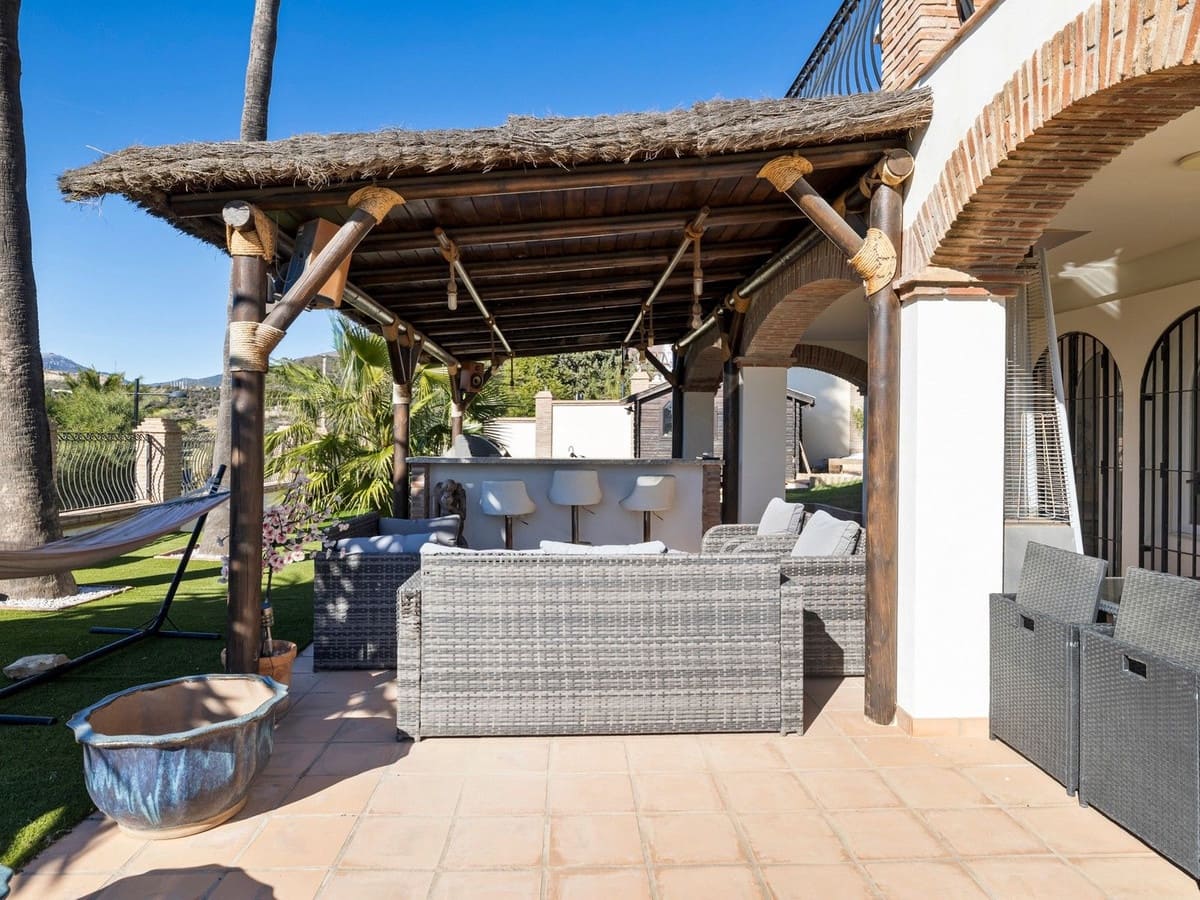 4 soverom Villa til salgs i Estepona med svømmebasseng garasje - € 890 000 (Ref: 8247547)