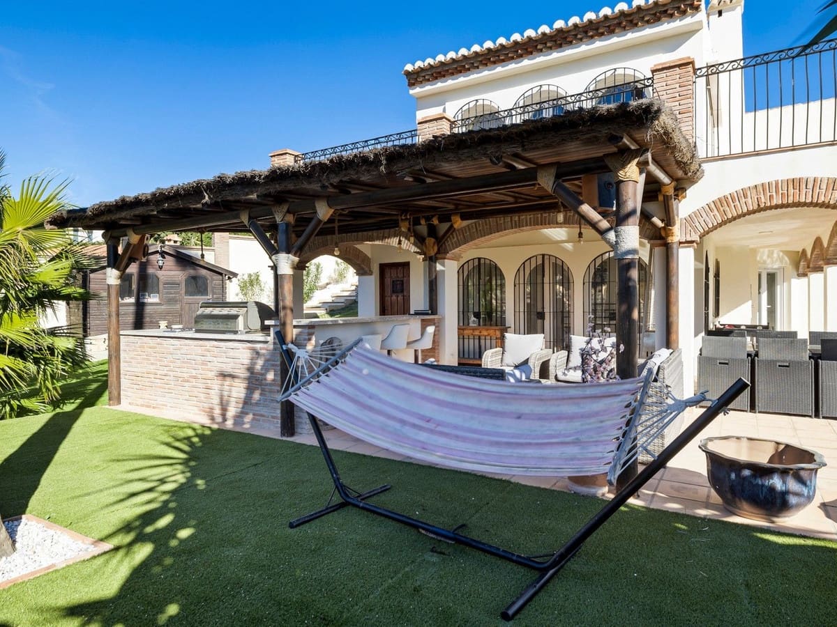 4 soverom Villa til salgs i Estepona med svømmebasseng garasje - € 890 000 (Ref: 8247547)