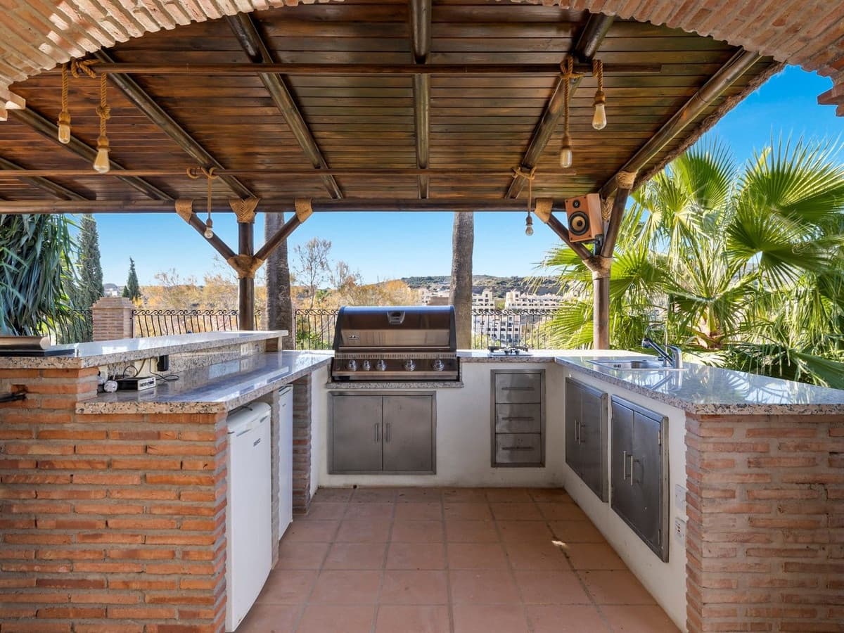 4 bedroom Villa for sale in Estepona with pool garage - € 890,000 (Ref: 8247547)