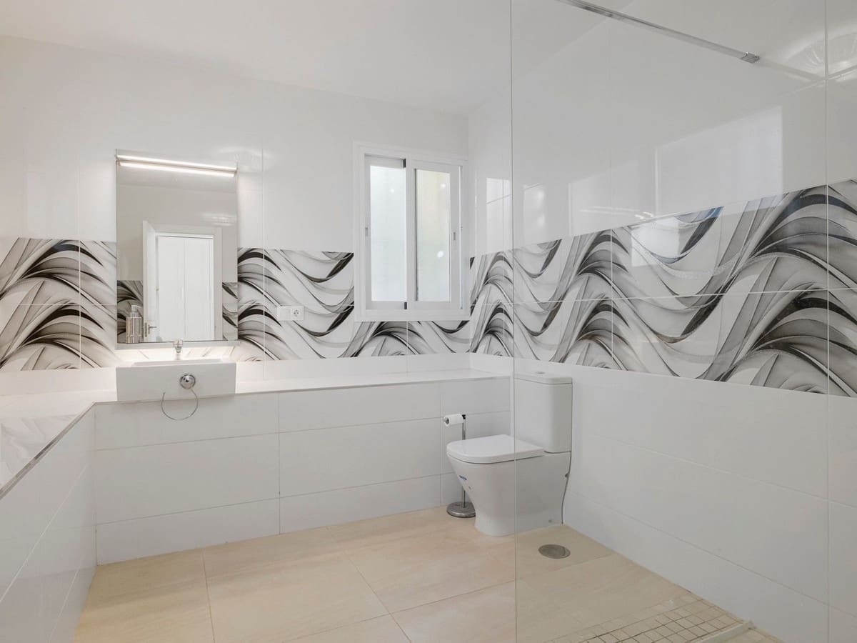 4 bedroom Villa for sale in Estepona with pool garage - € 890,000 (Ref: 8247547)