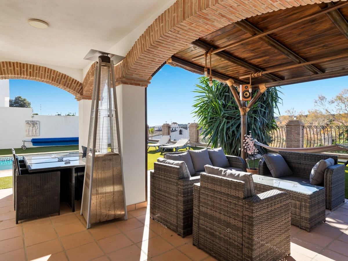 4 bedroom Villa for sale in Estepona with pool garage - € 890,000 (Ref: 8247547)