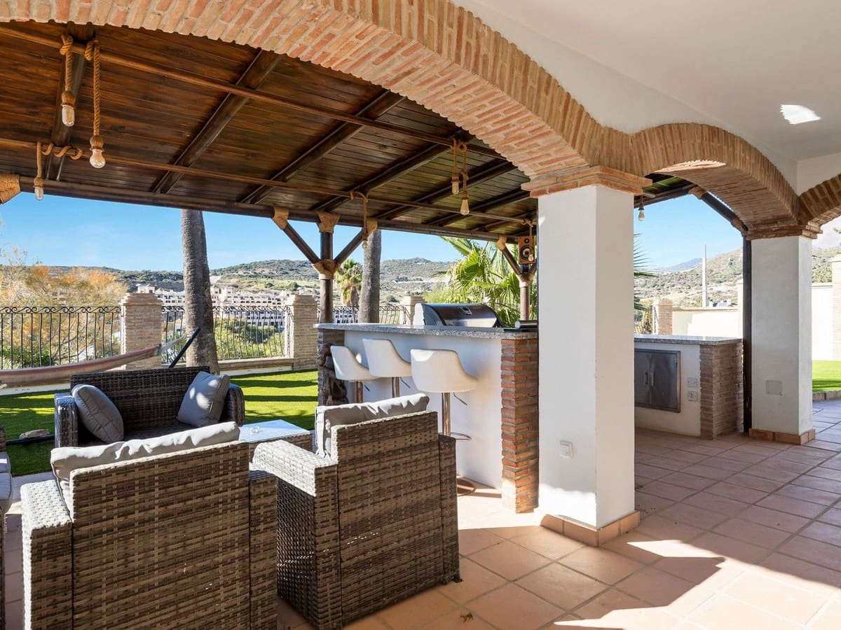 4 bedroom Villa for sale in Estepona with pool garage - € 890,000 (Ref: 8247547)