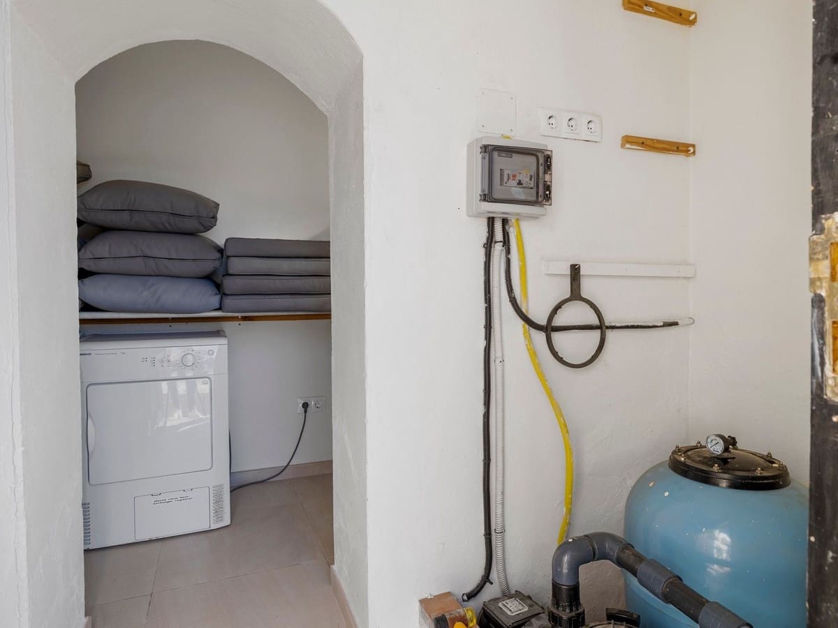 4 bedroom Villa for sale in Estepona with pool garage - € 890,000 (Ref: 8247547)