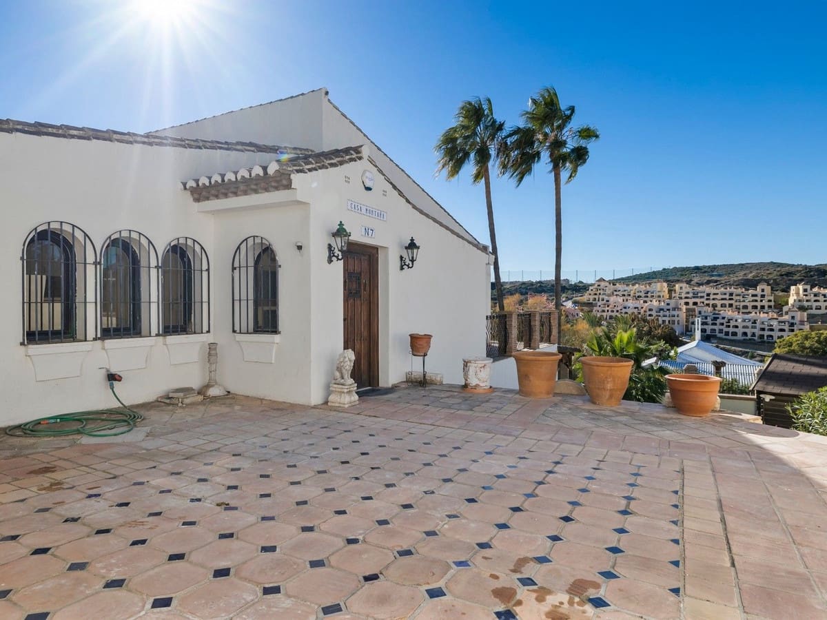 4 bedroom Villa for sale in Estepona with pool garage - € 890,000 (Ref: 8247547)