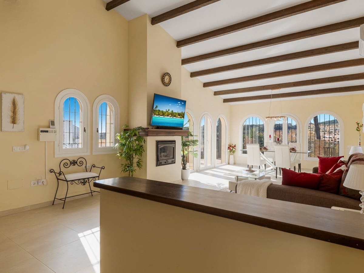 4 bedroom Villa for sale in Estepona with pool garage - € 890,000 (Ref: 8247547)