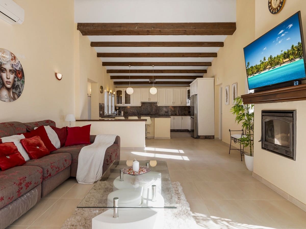 4 bedroom Villa for sale in Estepona with pool garage - € 890,000 (Ref: 8247547)