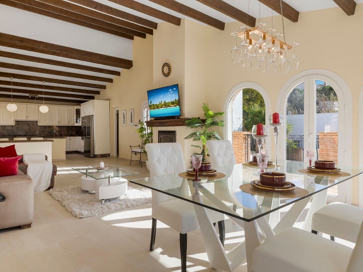 4 bedroom Villa for sale in Estepona with pool garage - € 890,000 (Ref: 8247547)
