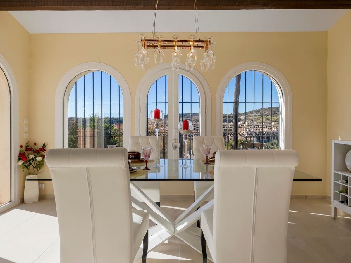 4 bedroom Villa for sale in Estepona with pool garage - € 890,000 (Ref: 8247547)