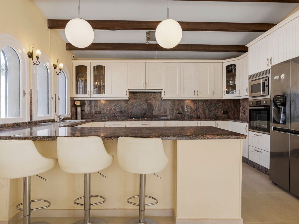 4 bedroom Villa for sale in Estepona with pool garage - € 890,000 (Ref: 8247547)