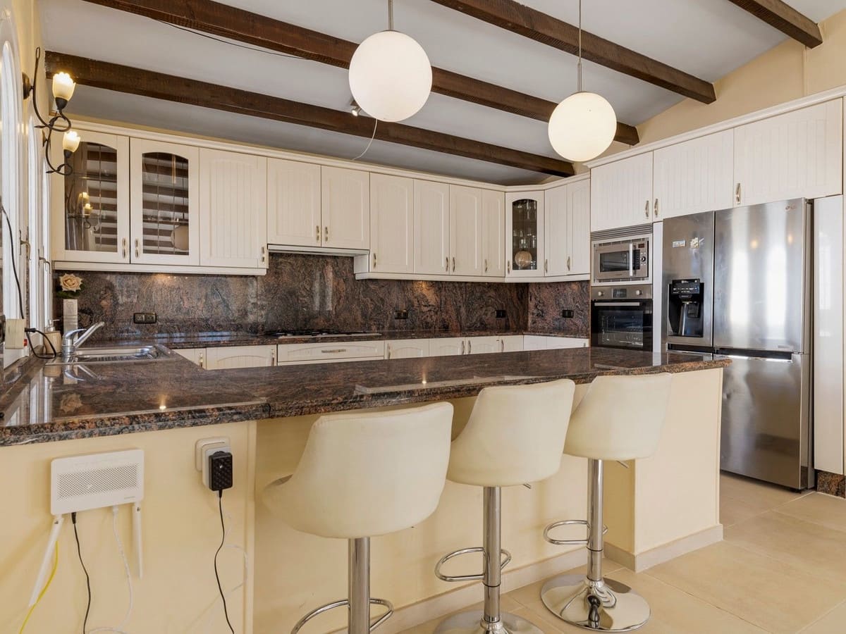 4 bedroom Villa for sale in Estepona with pool garage - € 890,000 (Ref: 8247547)