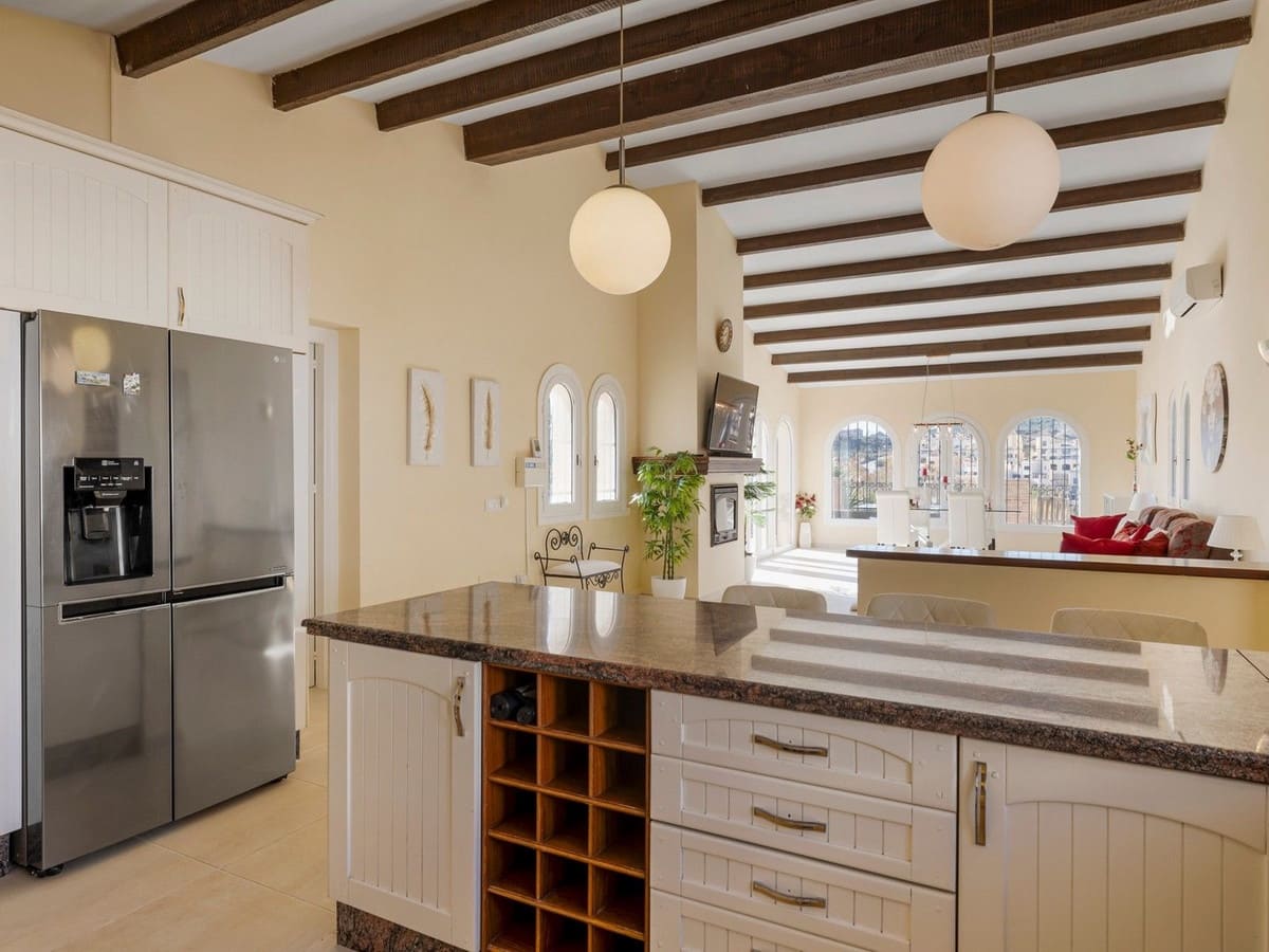 4 bedroom Villa for sale in Estepona with pool garage - € 890,000 (Ref: 8247547)