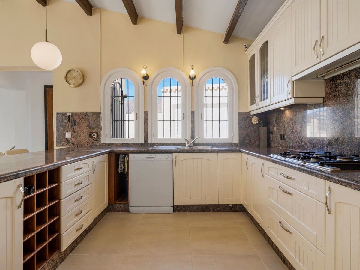 4 bedroom Villa for sale in Estepona with pool garage - € 890,000 (Ref: 8247547)