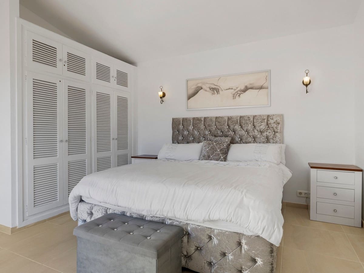 4 bedroom Villa for sale in Estepona with pool garage - € 890,000 (Ref: 8247547)