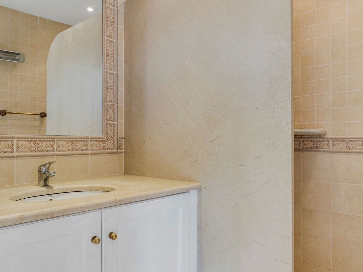 4 bedroom Villa for sale in Estepona with pool garage - € 890,000 (Ref: 8247547)